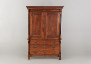 картинка Старинный шкаф салоне старинных вещей "Шебби" являющийся официальным дистрибьютором в России и Беларуси