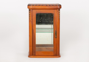 картинка Антикварная тумбочка салоне старинных вещей "Шебби" являющийся официальным дистрибьютором в России и Беларуси