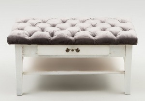 картинка Старинная банкетка салоне старинных вещей "Шебби" являющийся официальным дистрибьютором в России и Беларуси