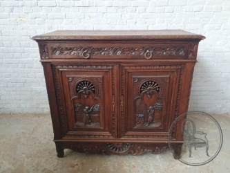 Антикварный комод в Бретонском стиле с объемной сюжетной резьбой код. BE4165509