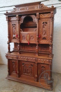 картинка Антикварный дубовый буфет с резной аркой и балюстрадами салоне старинных вещей "Шебби" являющийся официальным дистрибьютором в России и Беларуси