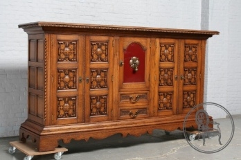 Антикварный высокий комод в испанском стиле с вставкой из красной кожи код. BE4165577