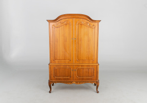 картинка Старинный посудный шкаф салоне старинных вещей "Шебби" являющийся официальным дистрибьютором в России и Беларуси