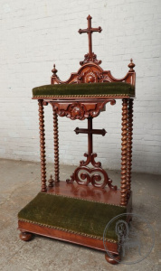 картинка Антикварная молитвенная скамейка середины XIX века салоне старинных вещей "Шебби" являющийся официальным дистрибьютором в России и Беларуси