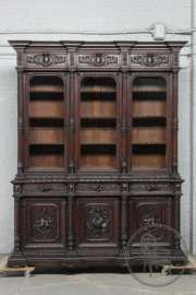 Антикварный книжный шкаф с объемной резьбой в охотничьем стиле код. BE107401