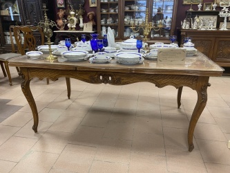 Антикварный раскладывающийся обеденный стол с резной царгой и гнутыми ножками код. FN46