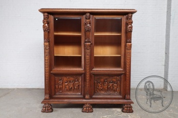 Антикварная витрина, декорированная барельефами и резными филенками со сценами веселья код. BE107620