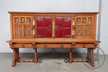 Старинный дубовый комод в испанском стиле с кожаными вставками и коваными элементами код. BE107369