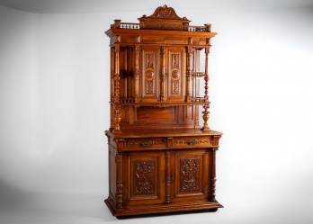 Антикварный буфет с точеными колоннами и арками, декорированный резьбой с растительным узором код. RM4165416