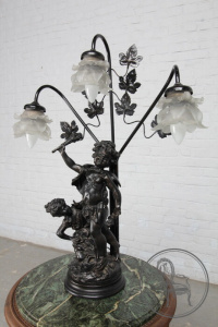 картинка Старинная настольная лампа из металла с изображением двух путти салоне старинных вещей "Шебби" являющийся официальным дистрибьютором в России и Беларуси