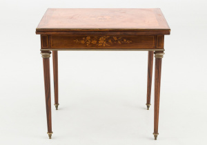 картинка Антикварный столик салоне старинных вещей "Шебби" являющийся официальным дистрибьютором в России и Беларуси