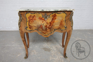 картинка Старинный консольный столик салоне старинных вещей "Шебби" являющийся официальным дистрибьютором в России и Беларуси