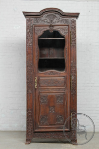 картинка Антикварный посудный шкаф салоне старинных вещей "Шебби" являющийся официальным дистрибьютором в России и Беларуси