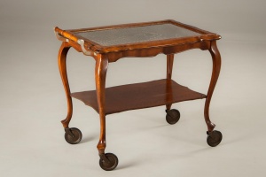 картинка Старинный сервировочный столик на колесах салоне старинных вещей "Шебби" являющийся официальным дистрибьютором в России и Беларуси