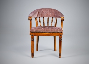 Старинное кресло из бука в обивке с каретной стяжкой код. RM4166322