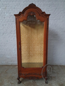 картинка Антикварная дубовая витрина с узорной резьбой и опорами в виде лап салоне старинных вещей "Шебби" являющийся официальным дистрибьютором в России и Беларуси