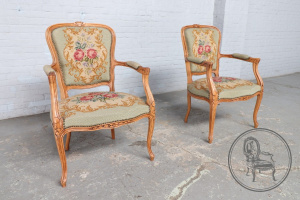 картинка Антикварные кресла (2 шт.) салоне старинных вещей "Шебби" являющийся официальным дистрибьютором в России и Беларуси