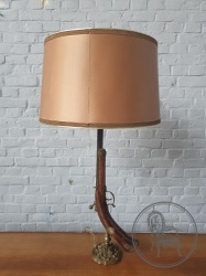 Антикварная настольная лампа на ножке в виде пистолета код. BE4125631