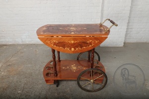 картинка Старинный сервировочный столик с маркетри салоне старинных вещей "Шебби" являющийся официальным дистрибьютором в России и Беларуси