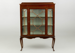 картинка Старинная витрина салоне старинных вещей "Шебби" являющийся официальным дистрибьютором в России и Беларуси