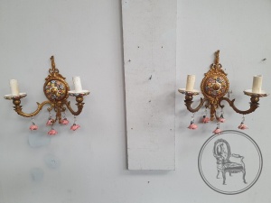 картинка Пара старинных фарфоровых бра с лепниной салоне старинных вещей "Шебби" являющийся официальным дистрибьютором в России и Беларуси