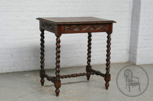 картинка Антикварный столик салоне старинных вещей "Шебби" являющийся официальным дистрибьютором в России и Беларуси