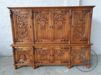 Антикварный шкаф с резьбой с рыцарской тематикой и коваными элементами код. BE4131578