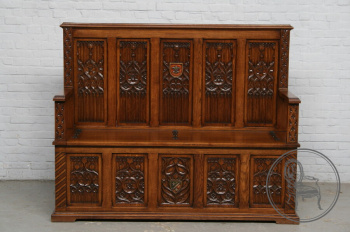 Антикварная скамья в готическом стиле с геральдической резьбой код. BE4096703