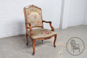 картинка Антикварное кресло салоне старинных вещей "Шебби" являющийся официальным дистрибьютором в России и Беларуси