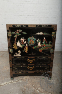 картинка Старинный комод салоне старинных вещей "Шебби" являющийся официальным дистрибьютором в России и Беларуси