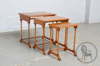 Антикварный комплект столиков (3 шт.) из красного дерева код. BE4165200