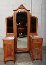 Антикварное трюмо из дуба с мраморными столешницами, декорированное вензельной резьбой код. BE4096897