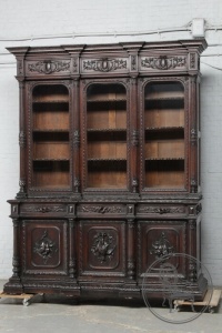 картинка Антикварный резной книжный шкаф в охотничьем стиле салоне старинных вещей "Шебби" являющийся официальным дистрибьютором в России и Беларуси