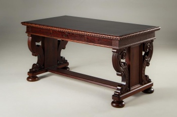 Старинный письменный стол с резным подстольем код. RM4101504