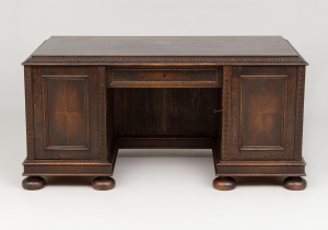 картинка Антикварный письменный стол салоне старинных вещей "Шебби" являющийся официальным дистрибьютором в России и Беларуси