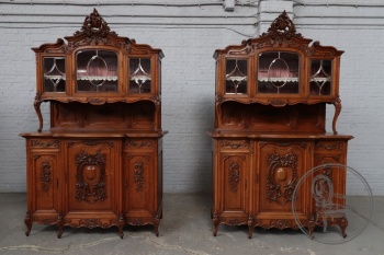 Антикварные дубовые буфеты (2 шт.) с фигурными стеклами и резной короной код.&nbsp;BE4165469