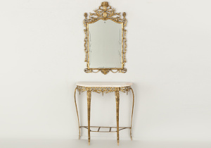 картинка Старинный консольный столик с зеркалом салоне старинных вещей "Шебби" являющийся официальным дистрибьютором в России и Беларуси