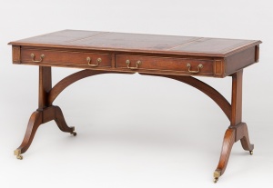 картинка Старинный письменный стол с латунной отделкой салоне старинных вещей "Шебби" являющийся официальным дистрибьютором в России и Беларуси