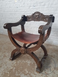 Антикварное курульное кресло с отделкой из кожи код. BE4097710