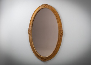 картинка Старинное овальное зеркало в деревянной раме салоне старинных вещей "Шебби" являющийся официальным дистрибьютором в России и Беларуси