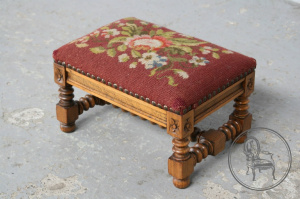 картинка Антикварная банкетка салоне старинных вещей "Шебби" являющийся официальным дистрибьютором в России и Беларуси