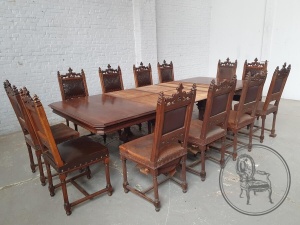 картинка Антикварный столовый комплект (стол и 12 стульев) в готическом стиле с подписью итальянского скульптора V. Aimone салоне старинных вещей "Шебби" являющийся официальным дистрибьютором в России и Беларуси