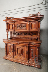 Антикварный ореховый буфет с балюстрадами и пилястрами, декорированный резьбой код. BE4096740