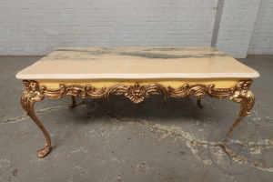 картинка Старинный кофейный столик салоне старинных вещей "Шебби" являющийся официальным дистрибьютором в России и Беларуси