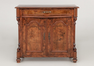 картинка Антикварный комод салоне старинных вещей "Шебби" являющийся официальным дистрибьютором в России и Беларуси