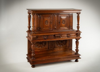 Антикварный буфет с двумя ярусами, декорированный обильной ручной резьбой код. RM4160182