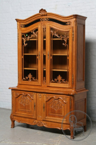 картинка Антикварная дубовая витрина с вензельной резьбой салоне старинных вещей "Шебби" являющийся официальным дистрибьютором в России и Беларуси