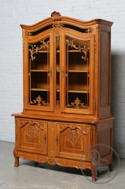 Антикварная дубовая витрина с вензельной резьбой код. BE4096778