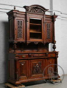 картинка Антикварный французский буфет из ореха в стиле ренессанс салоне старинных вещей "Шебби" являющийся официальным дистрибьютором в России и Беларуси