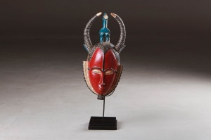 картинка Старинная деревянная африканская маска салоне старинных вещей "Шебби" являющийся официальным дистрибьютором в России и Беларуси